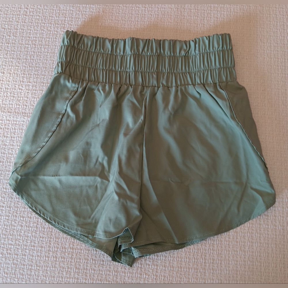 SHEIN Women's Green Paper Bag Shorts - Size Small (4)